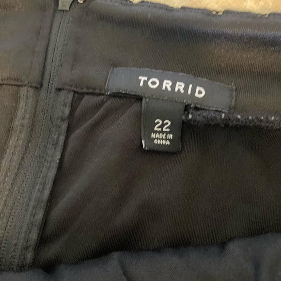 Torrid 22 Plus Size Black Full Skirt Pleated Perforated - Picture 5 of 5